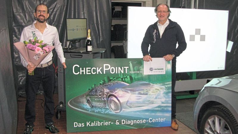 Nicht ohne Stolz: Bastian Hartman (li.) ist einer der ersten Betriebe des neuen Konzept Checkpoint. "Er fungiert als qualifizierter Experte in Sachen Diagnose und FAS künftig auch für andere Werkstätten", erklärt Jürgen Hofmann, Head of Aftermarket Service Hella Gutmann.(Bild:  Dominsky/ »kfz-betrieb«)
