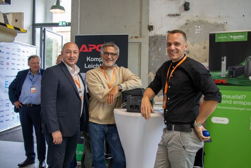 Freundliche Beratung: Lächelnde Aussteller am Stand von APC / Schneider Electric stehen Rede und Antwort. (Bild: ITscope)