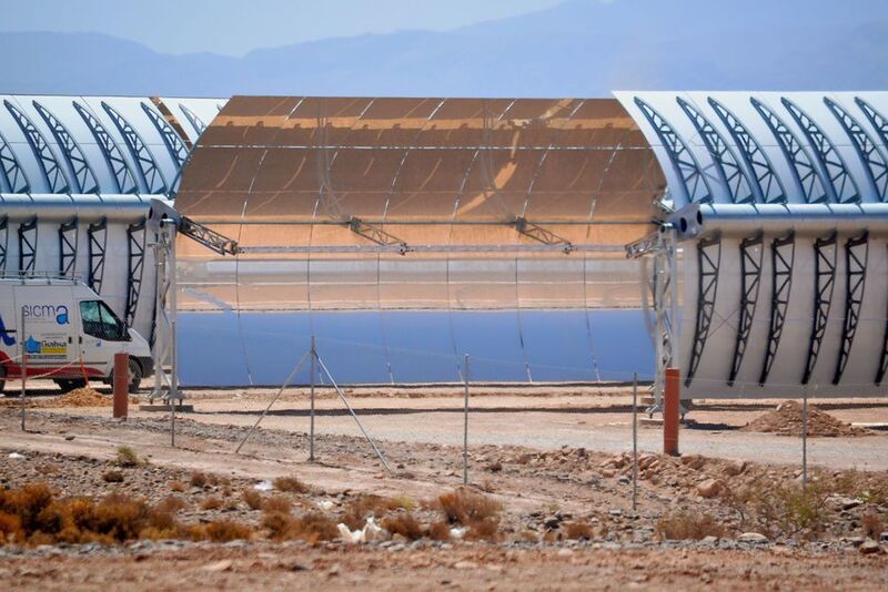 In großen Spiegeln werden bei Solarkraftwerken die Sonnenstrahlen eingefangen. (Dr. Thomas Isenburg)