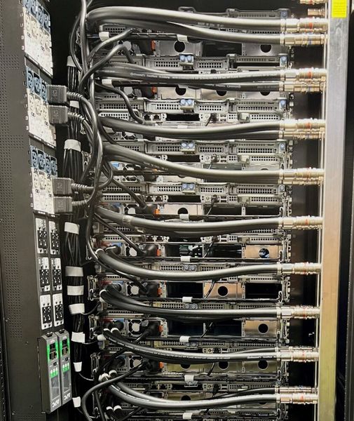 Bei den spezifischen Servern in diesem Cluster handelt es sich um den „Poweredge XE9640“, ein 2U-Server mit zwei Sockeln und der Wahl zwischen 4x „H100 SXM Nvlink“-GPUs von Nvidia oder 4x „Data Center Max Series 1550 OAM XeLink“-GPUs von Intel. Die CPUs und GPUs sind in dieser Plattform flüssigkeitsgekühlt, was die 2U-Dichte ermöglicht. (Bild: Dell Technologies)