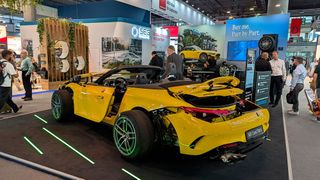 Mercedes-Benz hat die Vielfalt seines Gebrauchtteileangebots auf der Automechanika mit diesem „Transformer“-Auto versinnbildlicht. (Bild: Rosenow – VCG)