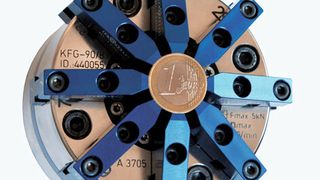 Das kleine kraftbetätigte Spannfutter KFG 90/8 hat nur  90 mm Durchmesser . (Bild: Röhm)