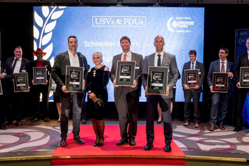 Ohne diese Kategorie USVs und PDUs (Unterbrechungsfreie Strombersorgung und Power Distribution Units) der IT-Awards gäbe es so manche Katastrophe im Rechenzentrum. Die Gewinner in dieser Disziplin sind Eaton Electric (Silber), Huawei (Gold) und Schneider Electric (Platin). 
Im Bild: (v.l.): Olaf Hofmann (Schneider Electric), Ulrike Ostler, Hermann Hartwig (Huawei) und Kosmas Steinke (Eaton) (Herr Müller, herrmueller.info)