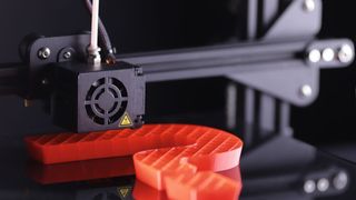 Auf sich ändernde Anforderungen schnell reagieren, bisher abgelehnte Kleinserien nun doch produzieren, neue Geschäftsmodelle entdecken und so wettbewerbsfähig bleiben – das könnte Ihnen passieren, wenn Sie Additive Fertigung in Ihr Unternehmen integrieren. (©R_boe - stock.adobe.com)