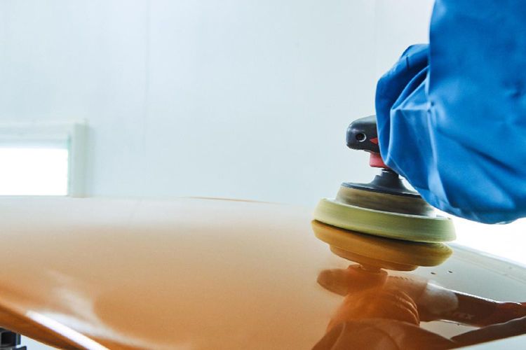 Der letzte Feinschliff am Lack... (Bild: Porsche)