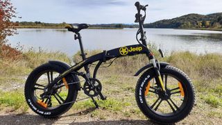 Laut Jeep sind mit diesem Faltrad 110 Kilometer Reichweite drin – die die Testfahrer allerdings nicht schafften. (Bild: Rudolf Huber / sp-x)