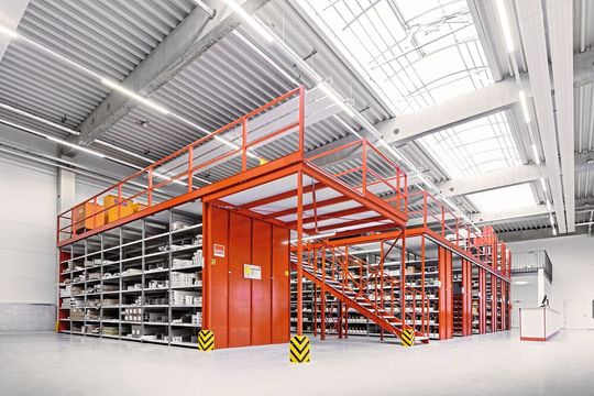 Ob E-Commerce, Automotive, Logistik, Industrie oder im stationären Fachhandel: Lagerbühnen von Meta-Regalbau kommen in so gut wie allen Branchen zum Einsatz. Ob E-Commerce, Automotive, Logistik, Industrie oder im stationären Fachhandel: Lagerbühnen von Meta-Regalbau kommen in so gut wie allen Branchen zum Einsatz.