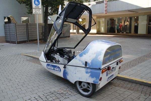 Bertha Benz Challenge 2012, 2. Tag: Ankunft der Teilnehmer auf dem Marktplatz in Pforzheim. Im Bild das Twike 073 von 
