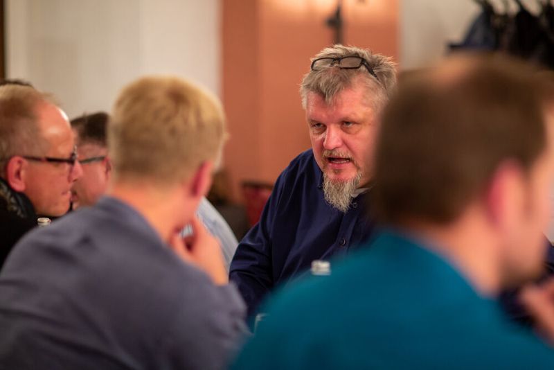 Bei den Förderprozessforen durfte auch der Austausch und natürlich die gemeinsame Entspannung am Abend nicht fehlen. Auf der Festung Marienberg konnten die Teilnehmerinnen und Teilnehmer zusammen essen und den informativen Kongresstag ausklingen lassen. (BKfotografik / PROCESS)