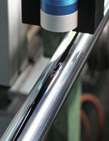 Bild 4: Auf der Rollenbahn, auf der die Rohre zum Zuschneiden gelangen, wurde der Sensor im Schaltabstand von 20 mm über der Rohr-oberfläche montiert. (Bild: IPF Electronic)