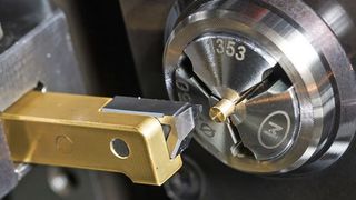 Die Wendeschneidplatte S274 „µ-Finish“ ermöglicht das hochgenaue Drehen der Außenkonturen der Kontaktstifte und -buchsen.  (Horn)