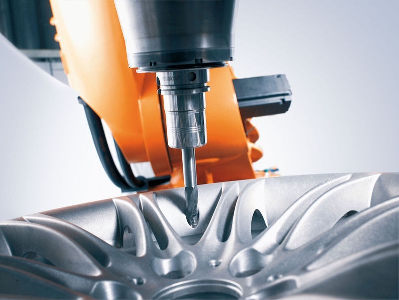 Mit der Software KUKA.CAMRob bietet Kuka ein Komplettsystem zur automatischen CNC-Bearbeitung mit einem Roboter. Basierend auf CNC-Daten wird mit der Software automatisch ein Roboterprogramm generiert. Durch die Application-Modules Milling werden Fräswerkzeuge und Zusatzkomponenten als Standardprodukte in ein Roboter-Komplettsystem integriert. (Bild: Kuka)