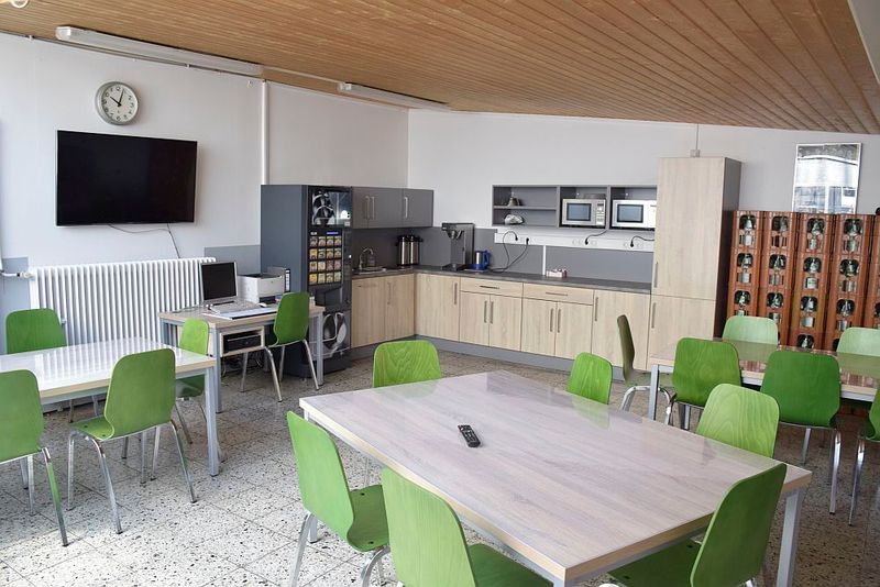 Für die Werkstattcrew gibt es einen großen und freundlichen Aufenthaltsraum mit viel Tageslicht. (Bild: Jan Rosenow)