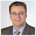 Titel, Name: Thomas de Win Geburtsjahr, -ort:1958 in Leverkusen Funktion: stellvertretender Aufsichtsratsvorsitzender Firma: Bayer AG   Ausbildung: 1974 Ausbildung zum Bürokaufmann bei der Bayer AG 1980–1981 Zivildienst   Berufliche Laufbahn: Bis 1984 Tätigkeit in der AG-Verwaltung und verschiedene Funktionen in der Gesamt-Jugend- und Auszubildenden-Vertretung von Bayer 1984 Mitglied im Betriebsrat der Bayer AG (seit 1989 freigestelltes Mitglied) 1998 stellvertretender Betriebsratsvorsitzender, Mitglied des Gesamt- und Konzernbetriebsrates 1999–2005 stellvertretender Vorsitzender des Bayer-Gesamtbetriebsrates 2001 Hauptvorstand der IG Bergbau, Chemie, Energie  2002 Betriebsratsvorsitzender für den Standort Leverkusen (bis Frühjahr 2010) 2005 Vorsitzender des Gesamtbetriebsrates 2010 Versitzender des Bayer-Konzernbetriebsrates  Familienstand: verheiratet  (Bild: Bayer)