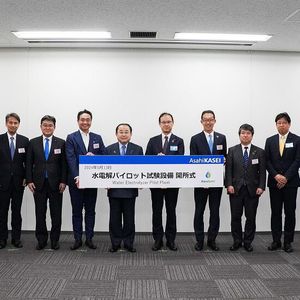 Am 13. Mai feierten Unternehmensvertreter und Partner, darunter die japanische Regierung, die offizielle Eröffnung einer neuen Wasserstoff-Pilotanlage in Kawasaki, Japan. (Bild:  Asahi Kasei)