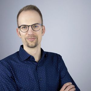 Simon Fischinger, CEO von Synapticon, weiß: „Die Steuerung im humanoiden Roboter muss dort angesiedelt werden, wo die Bewegung stattfindet.“(Bild:  Synapticon)