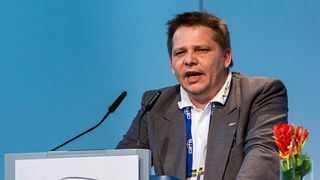 Rainer Kurek, Geschäftsführer der Automotive Management Consulting GmbH auf dem „Automobil Industrie Leichtbau-Gipfel“ in Würzburg. (Stefan Bausewein)