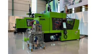 Engel demonstrates how quick and easy mould changes can be done on the hydraulic victory 330/85 with a clamping force of 800 kN.  (Source: Engel)