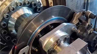 Was man hier sieht, ist eine zum üblichen Grauguss mögliche Alternative für eine Bremsscheibe, die Zukunft haben dürfte! Das, weil noch Ende des Jahres eine weitreichende Änderung in Sachen Feinstaubregelung greifen wird. Sie besteht aus Edelstahl! Und hier erfahren Sie mehr ... (Bild: TU Chemnitz)