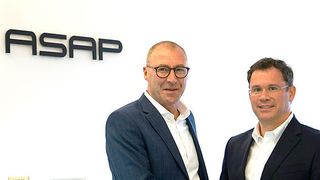 Gemeinsam wollen Michael Neisen (l.), CEO der ASAP-Gruppe, und der neue CTO, Martin Ott (r.), die Ausrichtung des Unternehmens in automobilen Trendthemen vorantreiben. (ASAP)