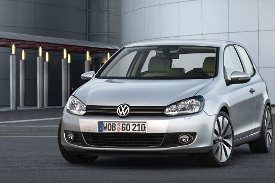 Volkswagen: In der Politik würde man sagen: VW besetzt die Mitte. 65 Prozent der Deutschen glauben, dass der VW-Fahrer eine mittlere berufliche Position wahrnimmt. Dazu passt ein geschätztes Nettomonatseinkommen von 2.100 Euro und das mittlere Alter von 43 Jahren. VW-Fahrer stehen auch ansonsten in der Mitte der Gesellschaft, das Profil entspricht weitgehend dem Durchschnitt. Zwei positive Ausschläge gibt es bei den Eigenschaften Bescheidenheit (85 Prozent) und Umweltbewusstsein (84 Prozent). Dass der VW-Fahrer dazu ein wenig spießig (64 Prozent) und unattraktiv (64 Prozent) ist, passt da ins Bild. (Archiv: Vogel Business Media)