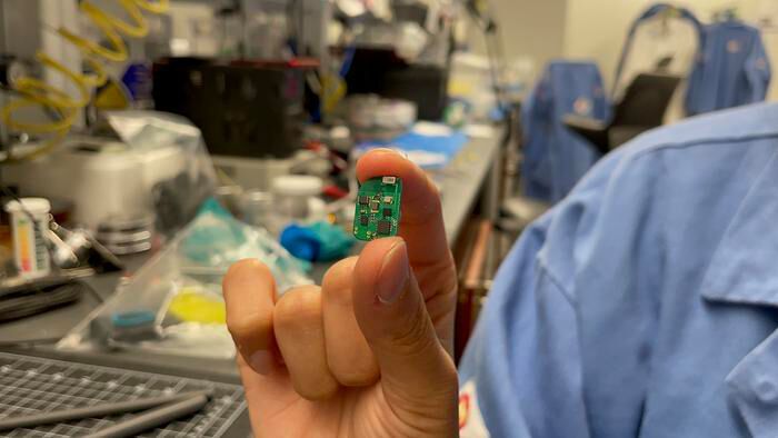 Miniature electronics accompany the sensor. The electronics include a tiny coin cell battery and Bluetooth communications. (Source: Northwestern University)