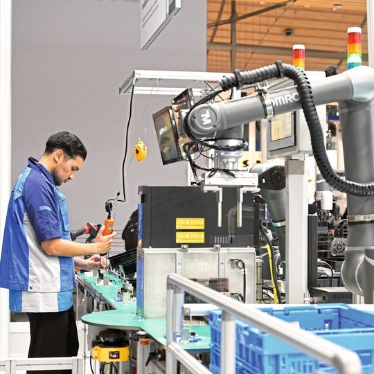 Künstliche Intelligenz ist zwar in aller Munde, doch gerade in der Industrie gibt es diesbezüglich noch grossen Nachholbedarf. Der Automatisierungsspezialist Omron begleitet Industrieunternehmen bei konkreten KI-Projekten mit fundierter Beratung und flankierender Technologie. Künstliche Intelligenz ist zwar in aller Munde, doch gerade in der Industrie gibt es diesbezüglich noch grossen Nachholbedarf. Der Automatisierungsspezialist Omron begleitet Industrieunternehmen bei konkreten KI-Projekten mit fundierter Beratung und flankierender Technologie.