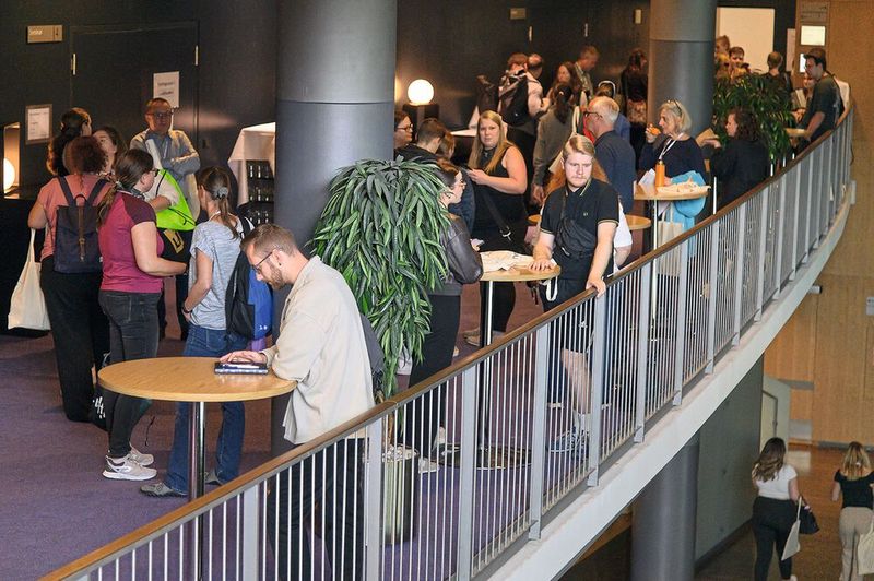 Auf der Empore warten die Besucher darauf, dass die nächste Runde an Fachvorträgen beginnt.    Mehr Infos zu den kommenden LAB-SUPPLY-Messen finden Sie auf www.lab-supply.info (Bild: Stefan Stark)