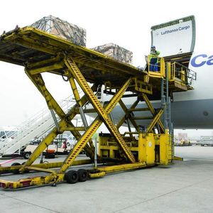 DHL-Seair bietet einen intermodalen Transportdienst zu Wasser und in der Luft an, der deutlich schneller ist als Seefracht.