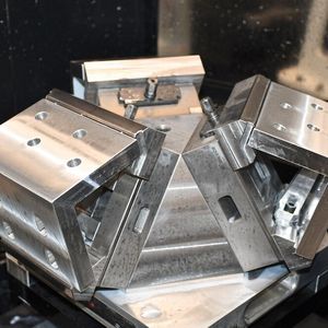 Drei Werkstücke kommen in einer Aufspannung fix fertig von der Maschine: Manuelle Entgratprozesse wurden durch das Kombiwerkzeug «VEX» von Heule abgelöst.(Bild:  Heule)