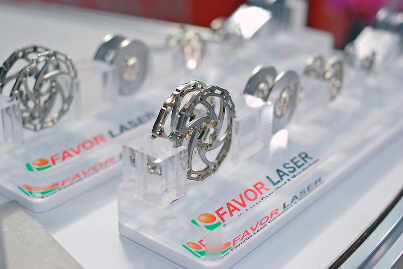 Bild 3: Die Vielseitigkeit der XO-Laserschneidmaschine macht sie ideal für die Herstellung von grossen Mengen und anspruchsvollen Komponenten. (Bild: Favor Laser)