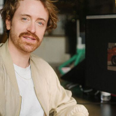 Lennart Baramsky, Designer bei BMW Group Designworks, zeigt, dass Design heute in vernetzten Systemen entsteht – nicht mehr in der klassischen Reihenfolge von Idee, Skizze und Ausarbeitung. (Bild: Designworks München)