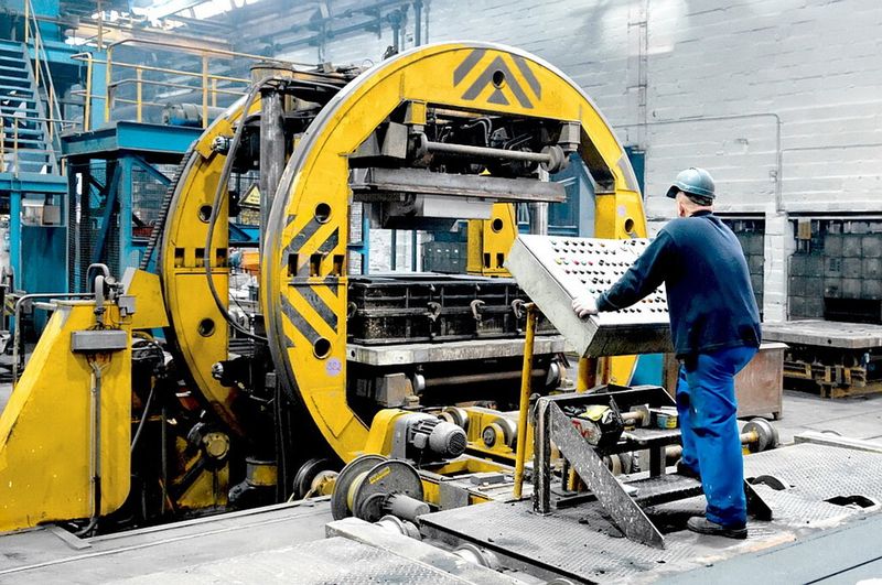Modellziehen an der mechanisierten Formanlage mittels Wendegerät. (Bild: Meuselwitz-Guss)