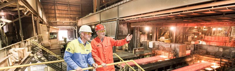 Kundenbesuch in der Fertigungshalle im Stahlwerk von Tata Steel in IJmuiden, Niederlande (links: Joris Essing Marketing Manager bei Tata Steel) (Tata Steel)