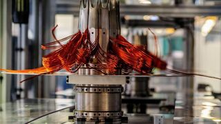 Das Joint Venture EM-Motive war gegründet worden, um den Einstieg in die Elektromotoren-Fertigung für Bosch und Daimler wirtschaftlich zu gestalten: Bei anfänglich kleinen Stückzahlen teilten die Konzerne die hohen Investitionen für Entwicklung und Fertigung von Elektromotoren auf. (Bosch)