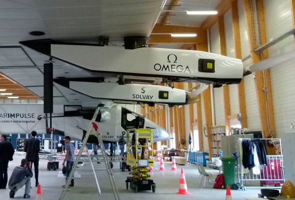 In den vier Gondeln aus gegossenem Kohlefaserkunststoff befinden sich je ein bürstenloser, sensorfreier Motor mit 17,5 PS, eine Lithium-Polymer-Batterie mit einer Energiedichte von 260 Wh/kg und ein Propeller. Die Einheit aus Motor, Getriebe und Propeller besitzt einen Wirkungsgrad von 94 %. (D.Quitter, konstruktionsprais)