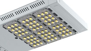 Hell und effizient: Die TIROLED Centauri ist eine moderne, hocheffiziente LED-Straßenleuchte mit 100 Watt. Doch man sollte sich nicht blenden lassen. (Bild: TIROLED)