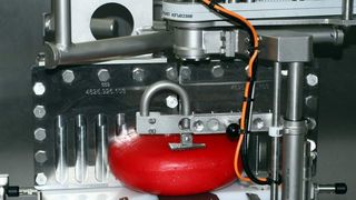 Angetrieben:  Über dem Messer am Edamer ist der Polyurethan-Zahnriemen Brecoflex BFX 12AT/5 x 990 zu sehen. Er treibt den Schwenkarm an, der die Hälften zur Schneidstation weiter transportiert. Bilder: mulco (Archiv: Vogel Business Media)