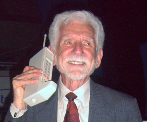Martin Cooper mit einem DynaTAC-Prototypen von 1973 auf der Computex 2007. Nach dem ersten Handy-Gespräch vor 40 Jahren dauerte es weitere zehn Jahre, bis das Gerät zu Ende entwickelt und mit allen erforderlichen Betriebsgenehmigungen versehen war. (Bild: Rico Shen/Creative Commons Attribution-Share Alike 3.0 Unported license)