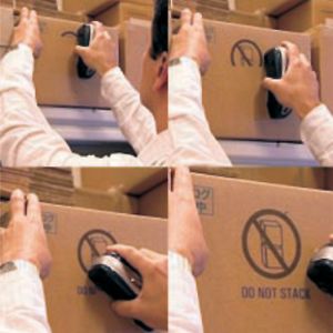 Mit der RMP-Technologie von PrintDreams wird eine Regalbox aus Pappe bedruckt