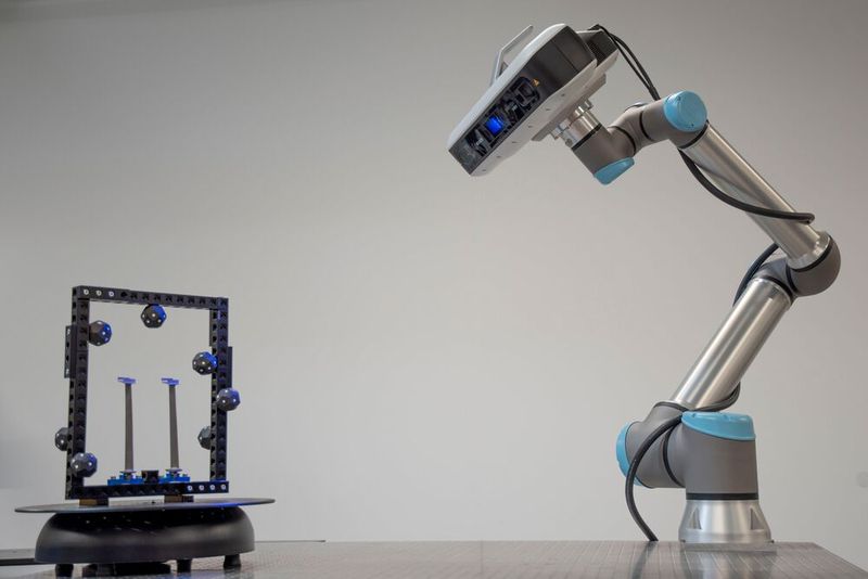 Der Smartscan VR800 von Hexagon kann auch mit Robotersystemen und Cobots verwendet werden. Andere Optionen, wie Drehtische, erlauben den halbautomatischen Ablauf von Prüfaufgaben. (Bild: Hexagon)