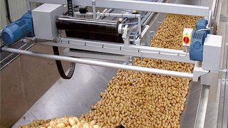 Bei Bahnen und Förderbändern, die beispielsweise in der Lebensmittelindustrie eingesetzt werden, ist häufig eine geeignete dezentrale Antriebstechnik gefragt. (Archiv: Vogel Business Media)