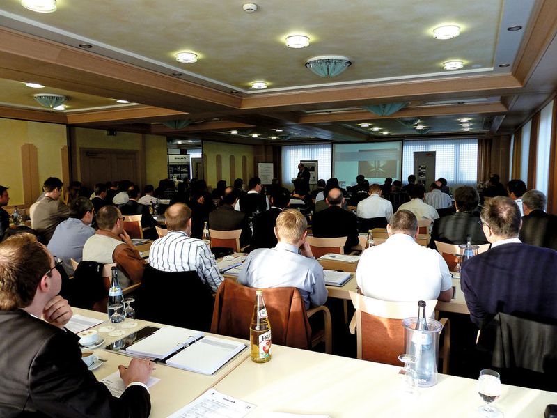 95 Interessenten aus dem Bereich der Edelstahlumformung beteiligten sich am ersten Edelstahlkolloquium in Rauenberg bei Heidelberg und bescherten den Veranstaltern T & F – Institut Tools and Forming der TU Graz, Thyssen-Krupp Nirosta GmbH und Schuler AG einen unerwarteten Erfolg. Bild: Kuhn (Archiv: Vogel Business Media)