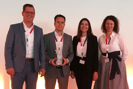 Gewinnerfoto (v.l.): Wolfram Zeitler (Geschäftsleitung Key Account Management Würth Industrie Service), Christian Düchs (Vertriebsleiter Competence Center Würth Industrie Service), Katharina Haug (Strategischer Einkauf C-Teile Siemens Healthineers) und Miriam-Christina Schmidt (Head of Global Logistics Siemens Healthineers).(Bild:  Siemens Healthineers)