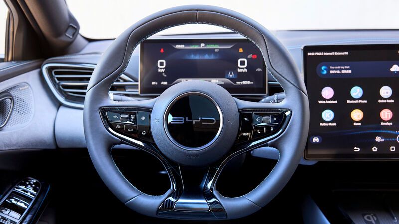Hinter dem Lenkrad gibt es ein 10,25 Zoll großes Instrumentendisplay. (Bild: BYD)