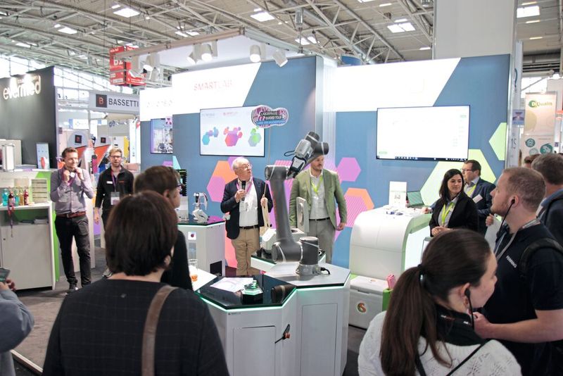 Die Tour zum Thema Digitalisierung stieß bei den Messebesuchern auf besonders reges Interesse. Abschluss war am Stand von Smartlab, wo es um leicht integrierbare Sensortechnik, Gerätekommunikation und moderne Laborausstattung ging. (Bild: VCG – C. Lüttmann)