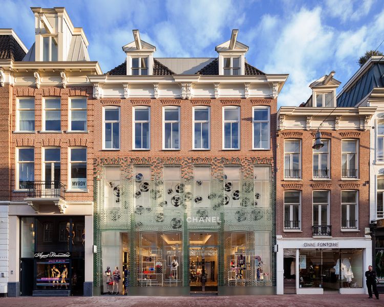 Hingucker mit Durchblick: die mittels Delo-know-how geklebte Glasfassade des Chanel-Stores in Amsterdam. (Daria Scagliola & Stijn Brakkee)