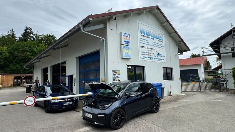 Platz ist genug vorhanden: Die weitläufigen Hallenflächen bieten Raum für Fahrzeuge aller Größen, von Pkw bis Wohnmobil. (Bild: Diehl – VCG)