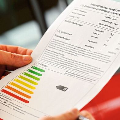 Die gesetzlich verpflichtenden Label zum Energieverbrauch von Neuwagen sorgt seit Jahren für Ärger in der Autobranche. Der ZDK fordert von der EU eine Neuregelung. (Bild: Dena)