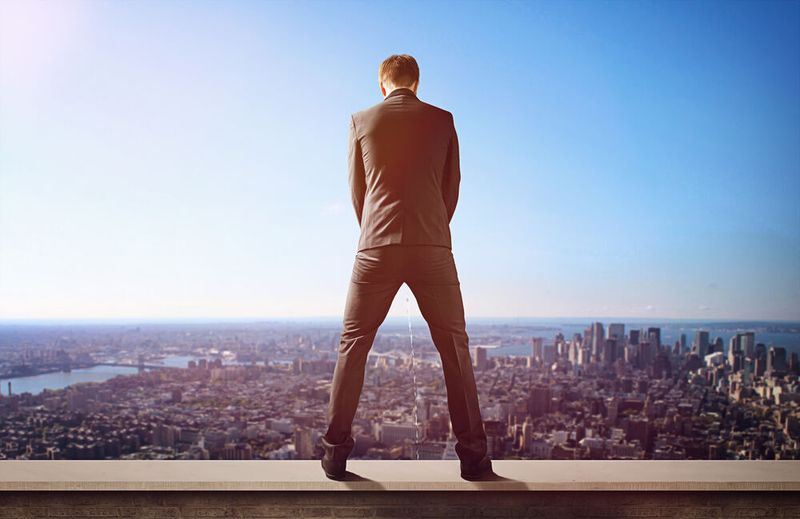 Ans Bein gepinkelt: Vom Hund zerbissen, ins Aquarium gefallen, in der Waschmaschine mit gewaschen: Das alles kann externen Datenträgern, USB-Sticks oder Flash-Medien passieren. Für Attingo Datenrettung nichts außergewöhnliches. Anders verlief ein Fall in der niederländischen Niederlassung von Attingo: Die Fehlerbeschreibung des Kunden lautete: „Vochtschade – urine“, zu Deutsch: Flüssigkeitsschaden durch Urin. Jemand hatte offensichtlich auf die SSD uriniert! Nähere Details wollte der Kunde leider partout nicht mitteilen, nur soviel: es soll sich um „a bsoffene Gschicht“ gehandelt haben (und nein, dies passierte angeblich nicht auf Ibiza). Kurzum, die Attingo Techniker mussten – zu ihrem Leid – die Diagnose bestätigen. Ein durch Urin entstandener Kurzschluss zerstörte Teile der elektronischen Komponenten. Die gute Nachricht jedoch, eine Datenrettung war vollständig möglich.  (© lassedesignen - stock.adobe.com)